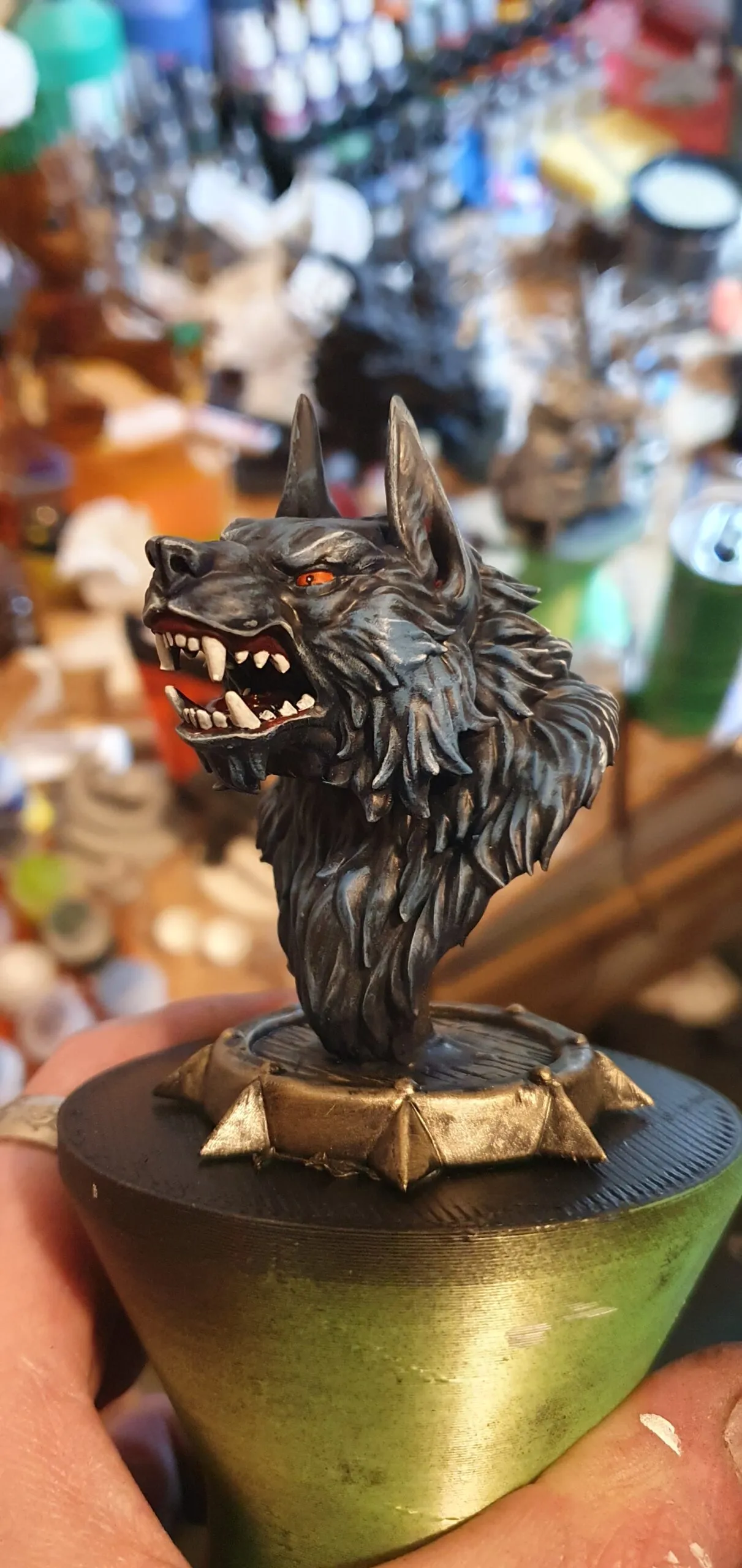 Wolfsbüste, bemalt
